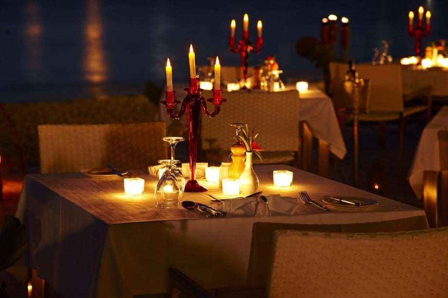 How to lay the table for a romantic dinner?
