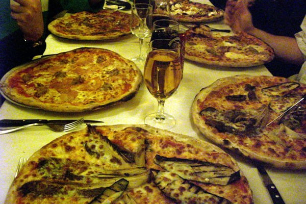 How to lay the table for pizza