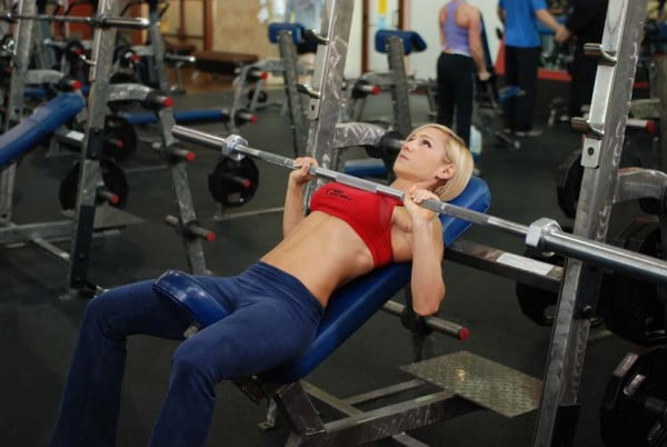 The press of rod while lying on an incline bench