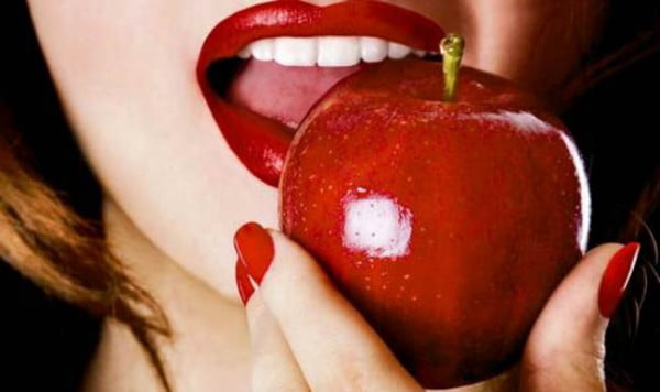 woman-eating-apple