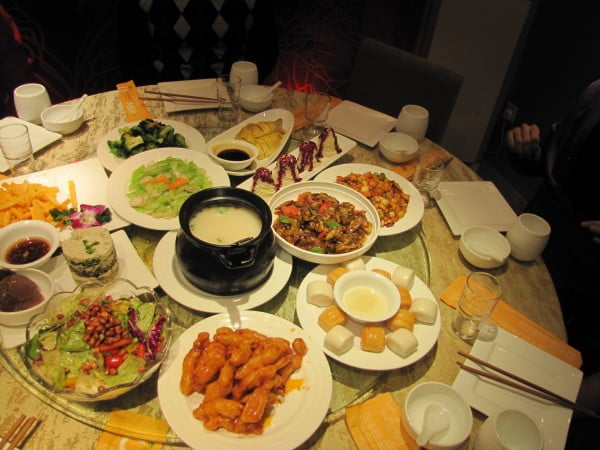 Chinese etiquette and rules of behavior at the table 2