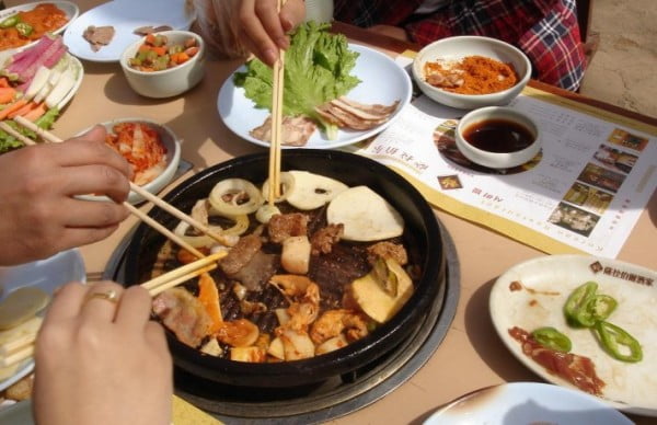 Chinese etiquette and rules of behavior at the table 3