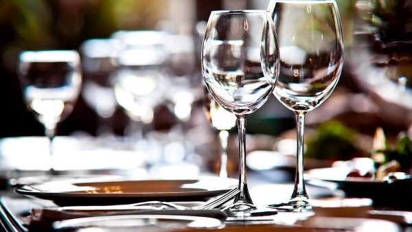 What is the correct way to lay a table for the dinner